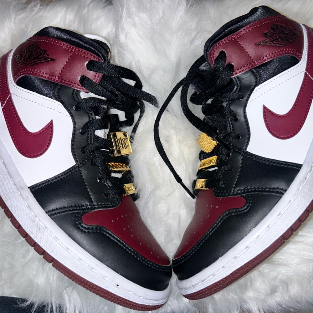 Jordan 1 size 7 gold pendant worn with regular wear. 8.5/10 cond and no box